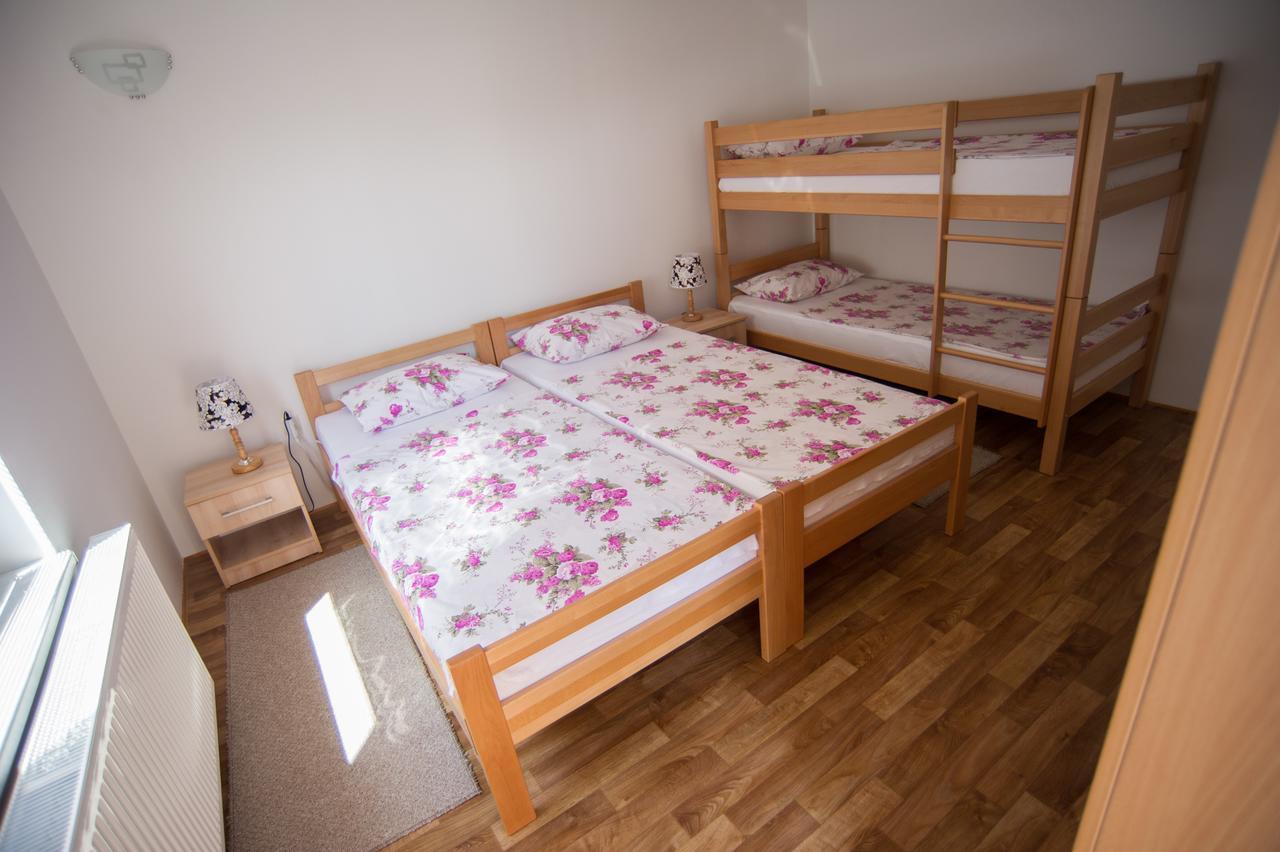 באניה לוקה Hostel Larisa מראה חיצוני תמונה