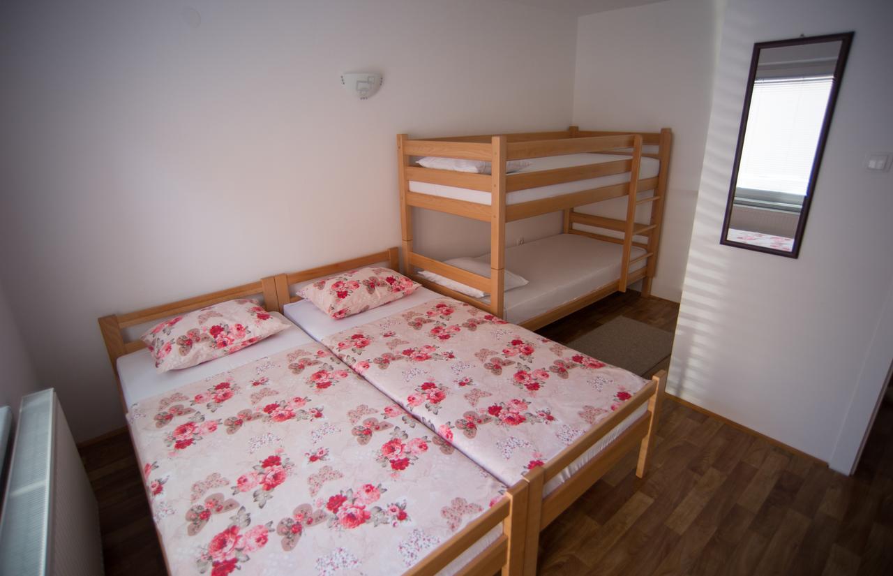 באניה לוקה Hostel Larisa מראה חיצוני תמונה