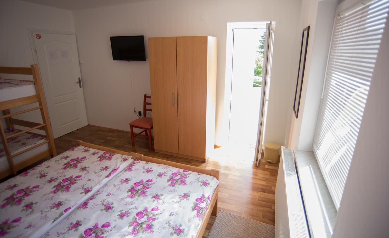 באניה לוקה Hostel Larisa מראה חיצוני תמונה