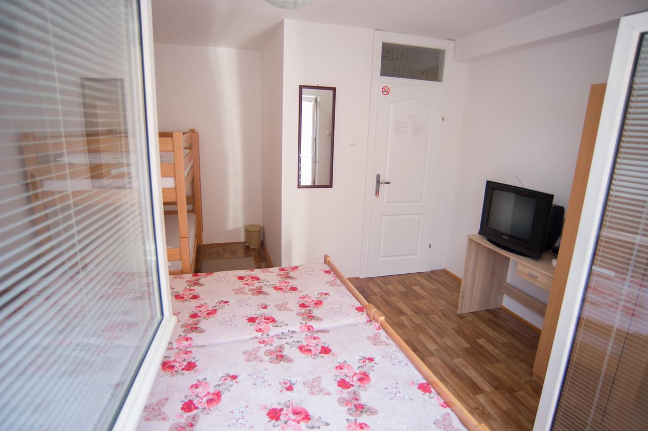 באניה לוקה Hostel Larisa מראה חיצוני תמונה