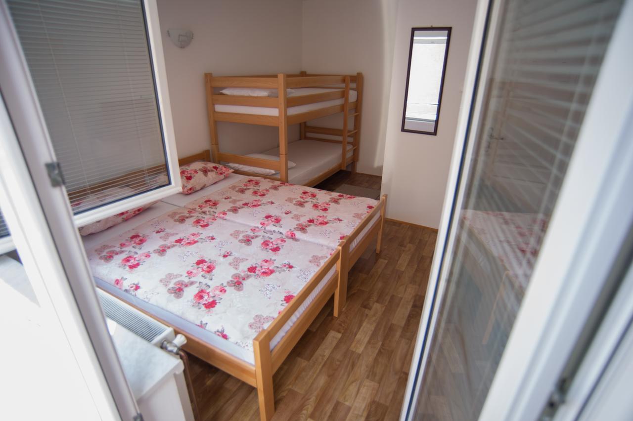 באניה לוקה Hostel Larisa מראה חיצוני תמונה