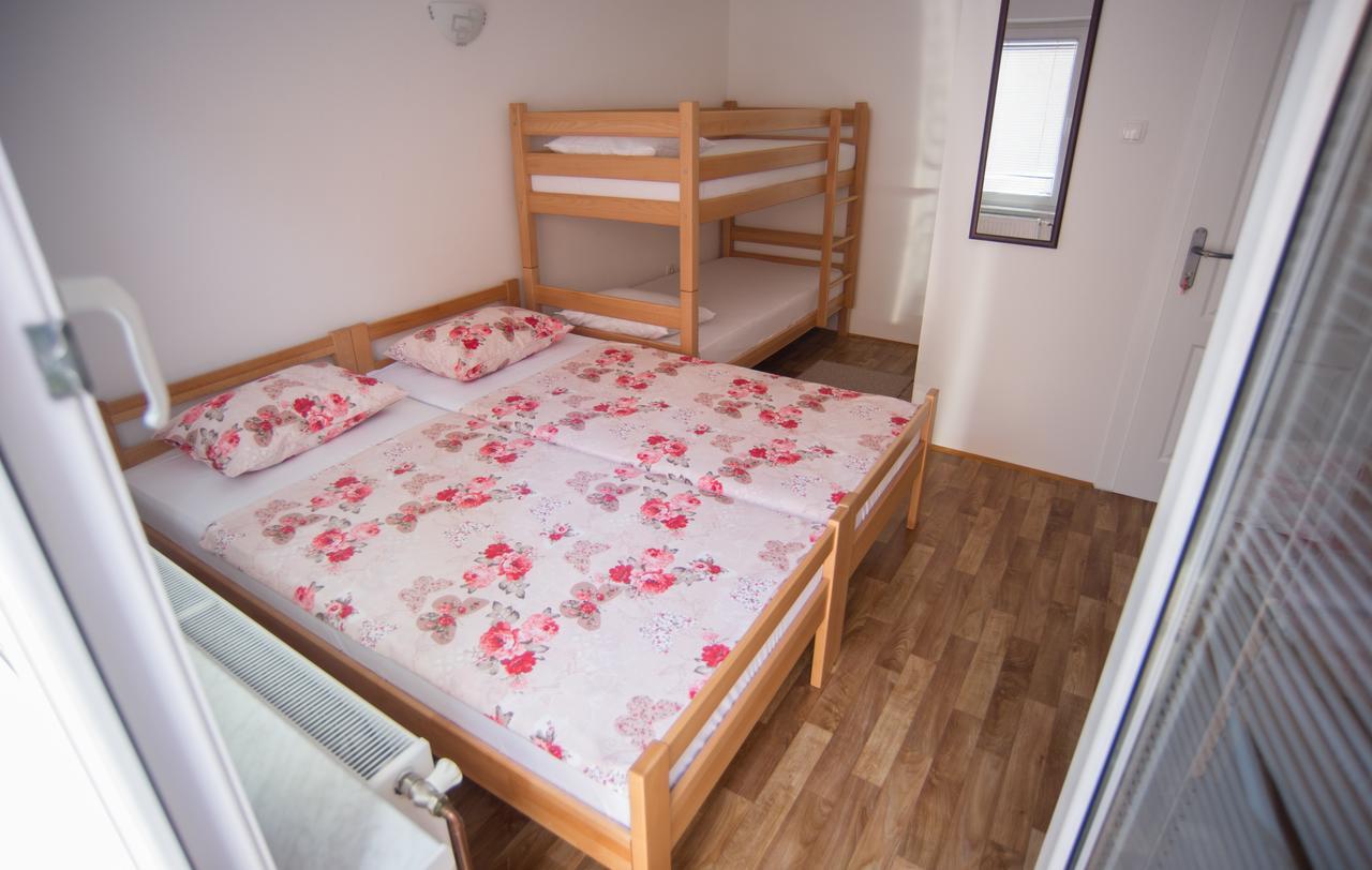 באניה לוקה Hostel Larisa מראה חיצוני תמונה